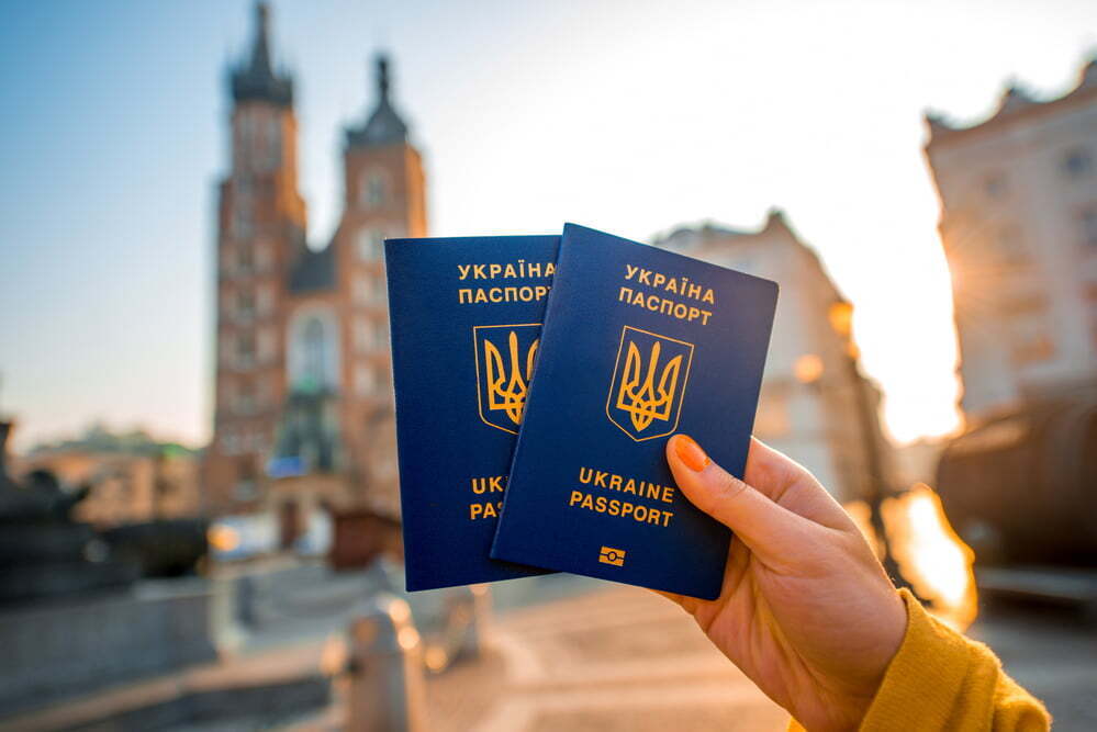 Євродепутат розповів про умови, за яких можуть призупинити ''безвіз'' для українців