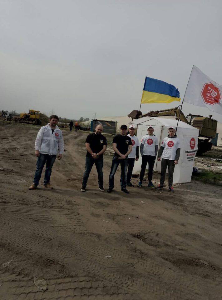 ''СтопКор'' зафіксував вантажівки з піском на нелегальній точці видобутку на озері Тягле у Києві