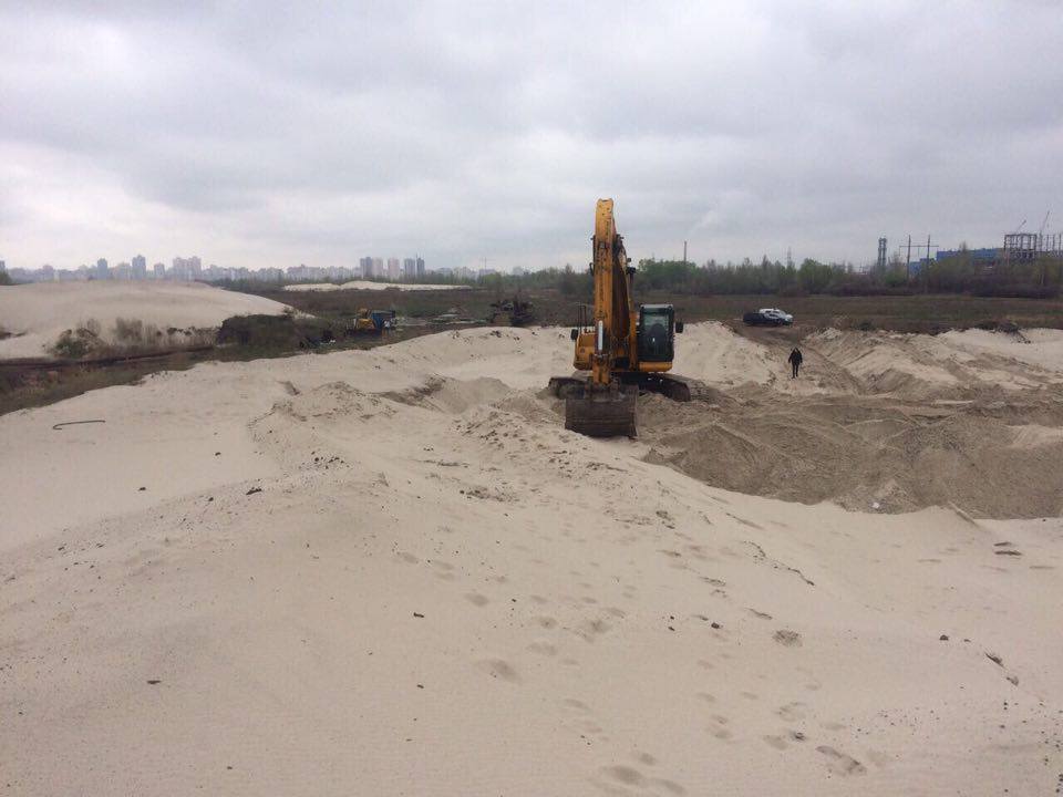 ''СтопКор'' домігся опломбування техніки на нелегальній точці видобутку піску на озері Тягле у столиці