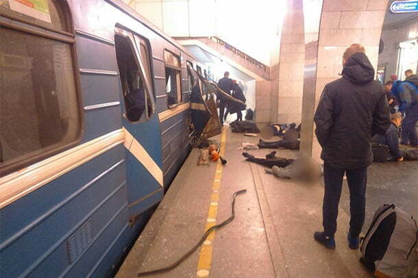 У Мережі активно публікують фото з місця вибуху у метро Санкт-Петербурга