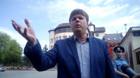 У міській раді Харкова проросійського екс-депутата з ганьбою вигнали із зали засідань