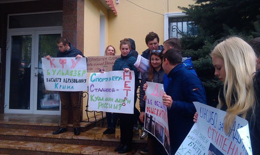 ''Живемо в злиднях і розрусі!'' – в анексованому Криму студенти вийшли на мітинг