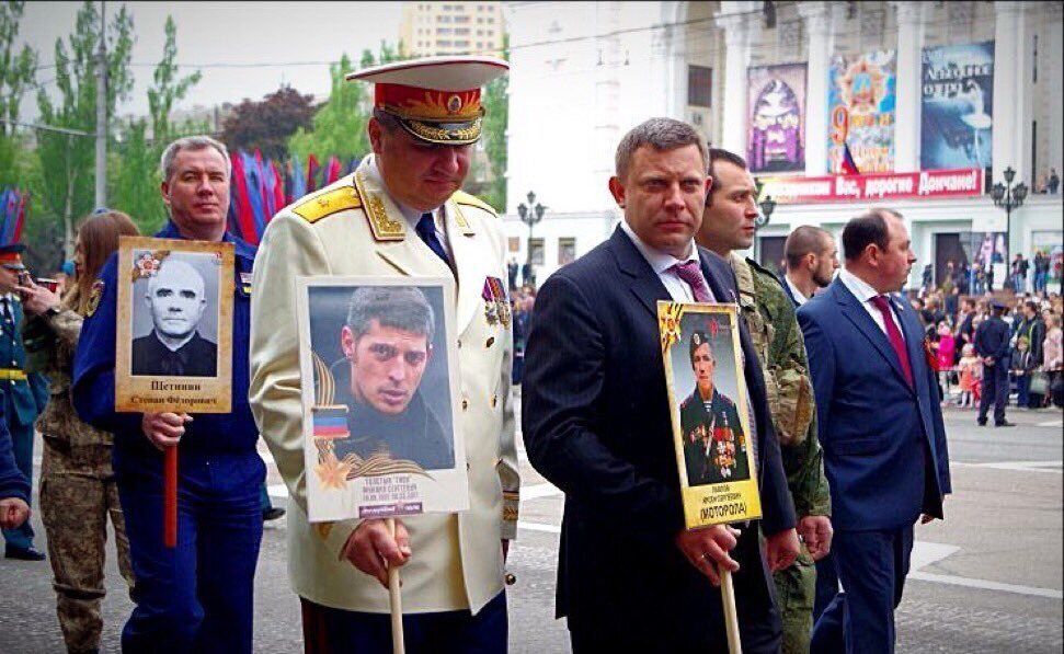 На наступний ''день перемоги'' понесуть фото Захарченка: соцмережі висміяли ватажка ''ДНР'' за портрет в ''Безсмертному полку''