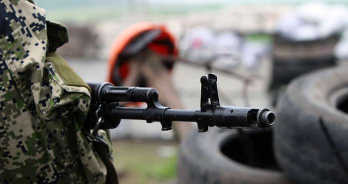 Біля Мар'їнки бойовики обстріляли авто з мирними мешканцями