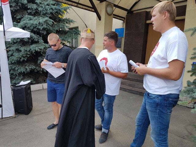 Суддя Дніпровського суду Ластовка забарикадувалась у кабінеті від журналістів ''СтопКору''