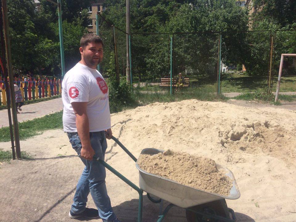 ''СтопКор'' розвозить пісок з нелегальних точок видобутку на дитячі майданчики столиці