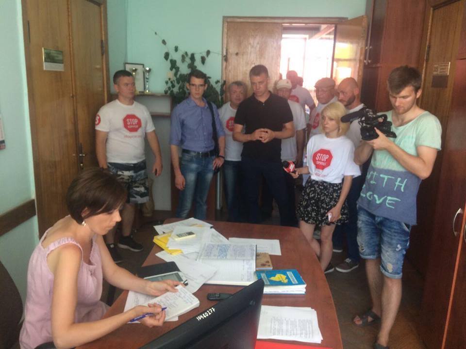 Бодігарди мера Чорноморська перешкоджали роботі журналістки ''СтопКору''