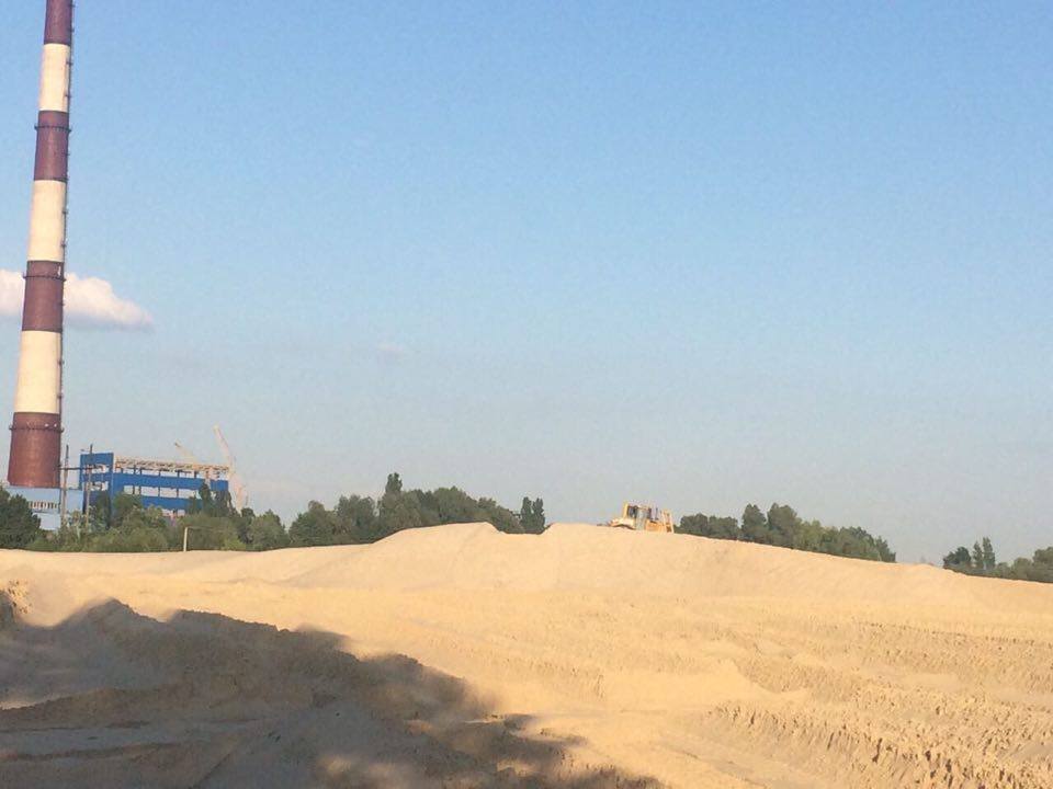 ''СтопКор'' наполовину завершив благоустрій пляжу на місці незаконного видобутку піску на озері Тягле у Києві
