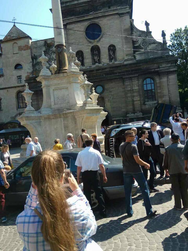Іномарка врізалася в натовп людей в центрі Львова – кадри з місця смертельної трагедії