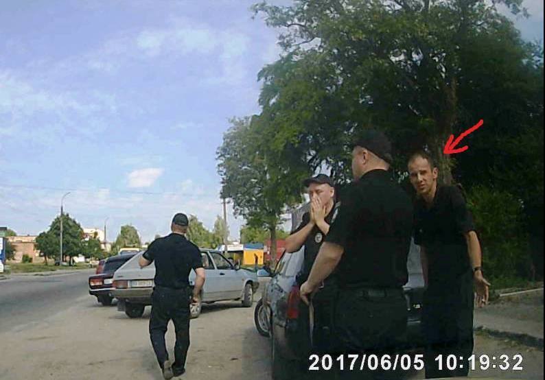 У Хмельницькому ''СтопКор'' оприлюднив докази порушення з боку патрульного поліції, який ''відмазував'' брата за порушення ПДР
