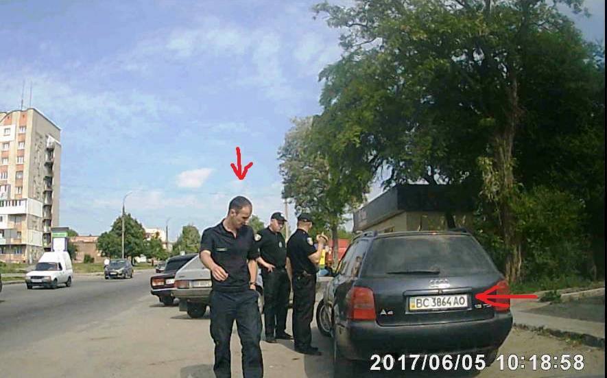 У Хмельницькому ''СтопКор'' оприлюднив докази порушення з боку патрульного поліції, який ''відмазував'' брата за порушення ПДР