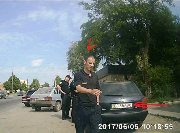 У Хмельницькому ''СтопКор'' оприлюднив докази порушення з боку патрульного поліції, який ''відмазував'' брата за порушення ПДР