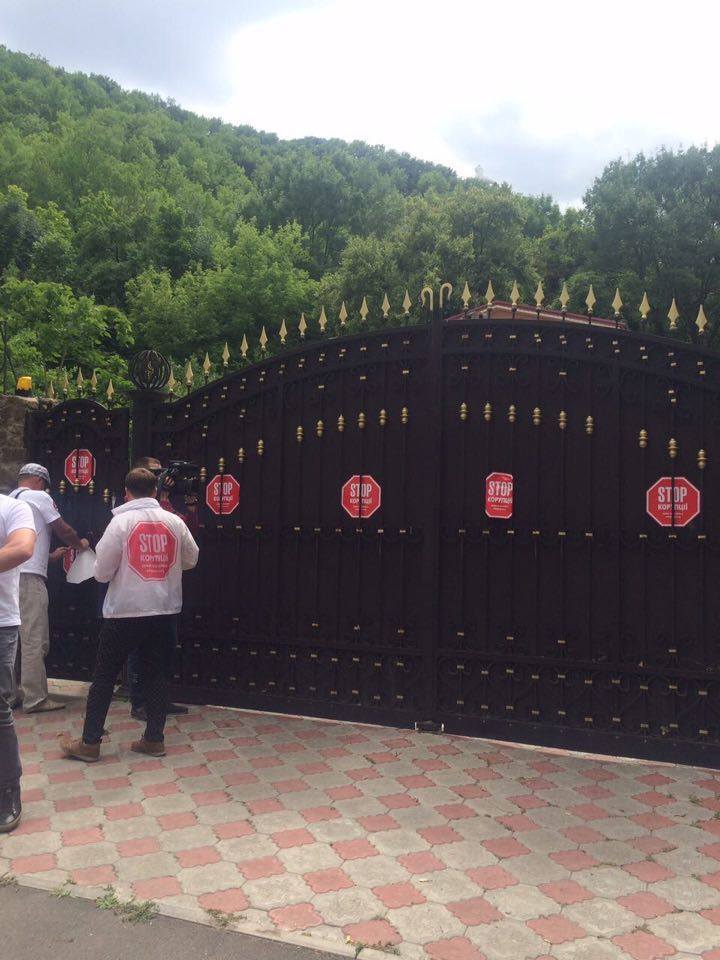 Учасники антикорупційного рейду ''Стоп корупції'' навідалися в гості до міського голови Святогірська на Донеччині