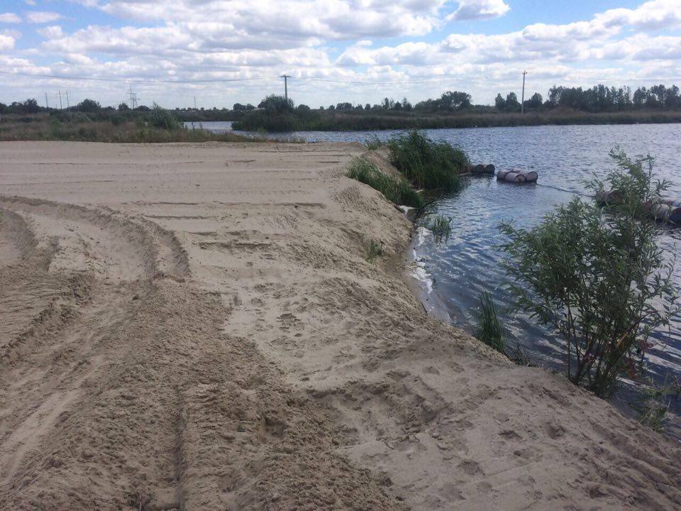 Пляж, який ''СтопКор'' робить на місці незаконного видобутку піску на озері Тягле у Києві, на фінішній прямій