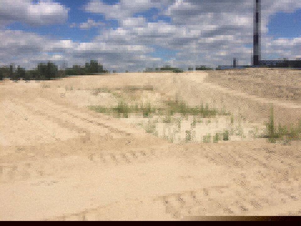 Пляж, який ''СтопКор'' робить на місці незаконного видобутку піску на озері Тягле у Києві, на фінішній прямій