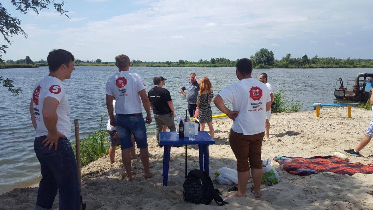 ''СтопКор'' офіційно відкрив пляж на місці незаконної точки з видобутку піску на озері Тягле у Києві