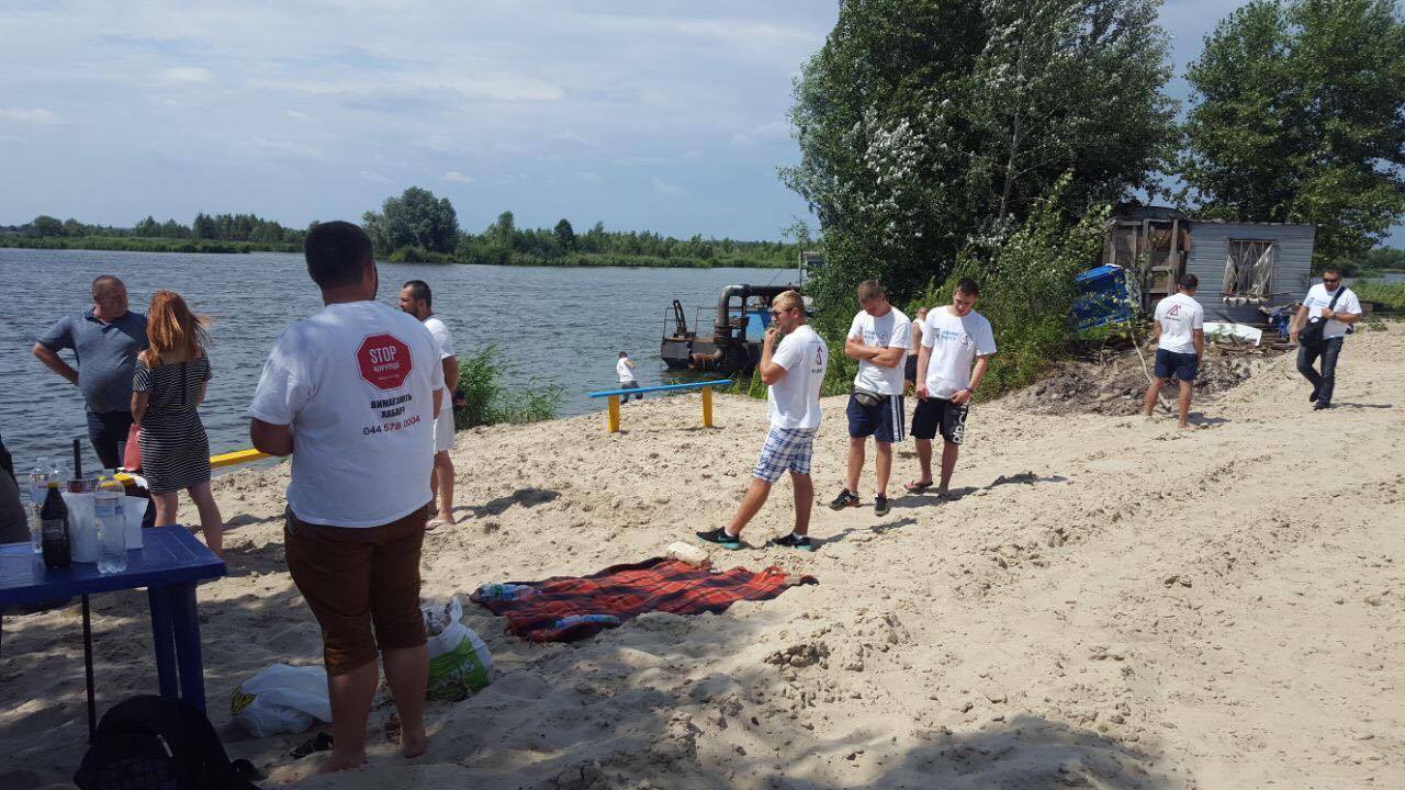 ''СтопКор'' офіційно відкрив пляж на місці незаконної точки з видобутку піску на озері Тягле у Києві