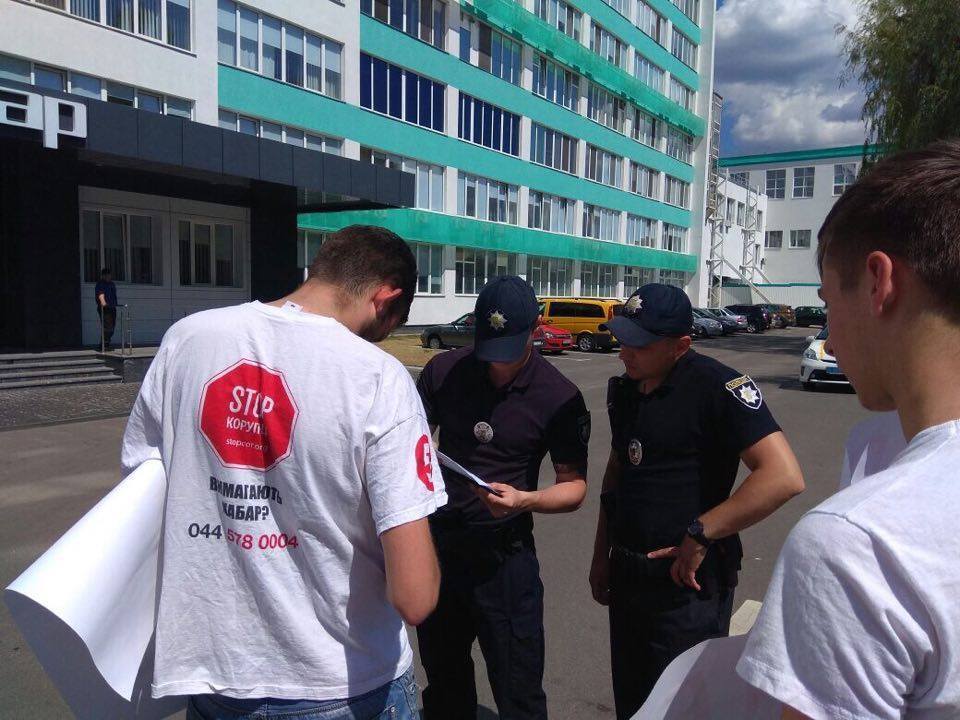 Активісти ''Стоп корупції'' пікетували завод з виробництва ліків через неякісний інсулін