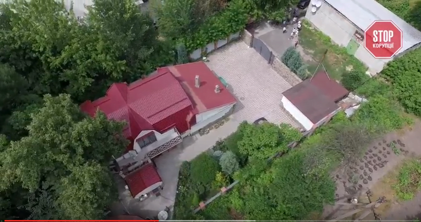 Чиновницький бордель і могильник з відходами тваринництва: журналісти розповіли про знахідки під час рейду на корупціонерів