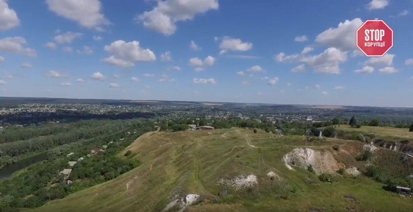 Чиновницький бордель і могильник з відходами тваринництва: журналісти розповіли про знахідки під час рейду на корупціонерів