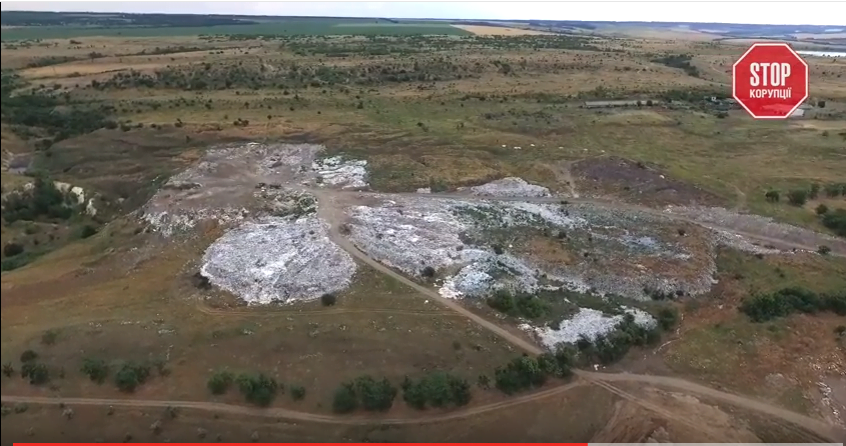 Чиновницький бордель і могильник з відходами тваринництва: журналісти розповіли про знахідки під час рейду на корупціонерів