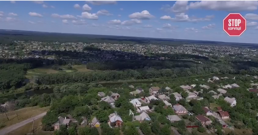 Чиновницький бордель і могильник з відходами тваринництва: журналісти розповіли про знахідки під час рейду на корупціонерів