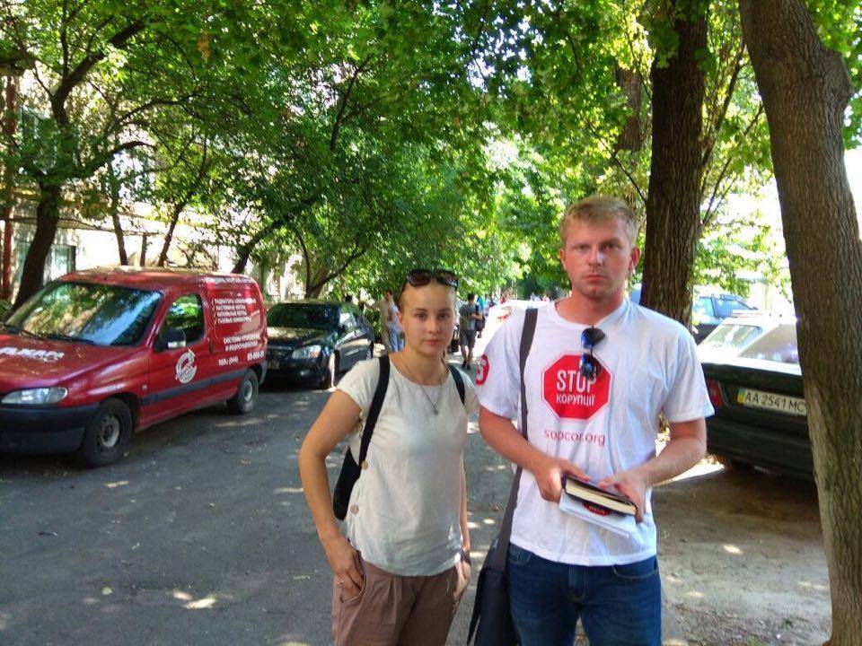 СтопКорівці проводять громадську приймальню під Лук'янівським СІЗО у Києві