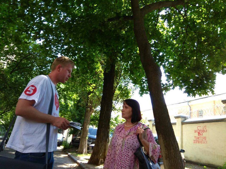 СтопКорівці проводять громадську приймальню під Лук'янівським СІЗО у Києві