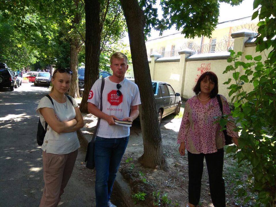 СтопКорівці проводять громадську приймальню під Лук'янівським СІЗО у Києві