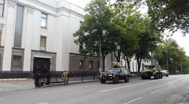 У двір Верховної Ради стягнули військову бронетехніку: стали відомі унікальні подробиці – опубліковані кадри