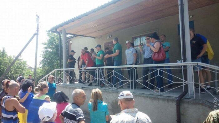 В Одеській області активісти закидали будівлю суду коктейлями Молотова – кадри