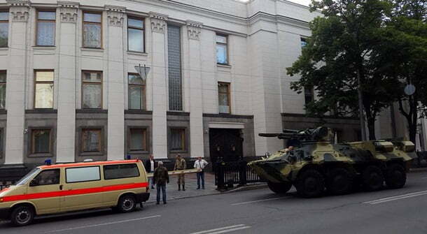 У двір Верховної Ради стягнули військову бронетехніку: стали відомі унікальні подробиці – опубліковані кадри