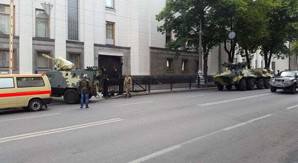 У двір Верховної Ради стягнули військову бронетехніку: стали відомі унікальні подробиці – опубліковані кадри