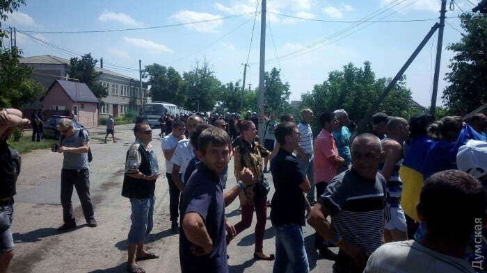 В Одеській області активісти закидали будівлю суду коктейлями Молотова – кадри