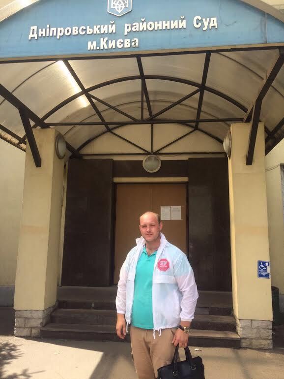 За даними ''СтопКору'', суддя у справі про адмінкорупцію заступника голови НАЗК Радецького з п'ятниці перебуває у нарадчій кімнаті