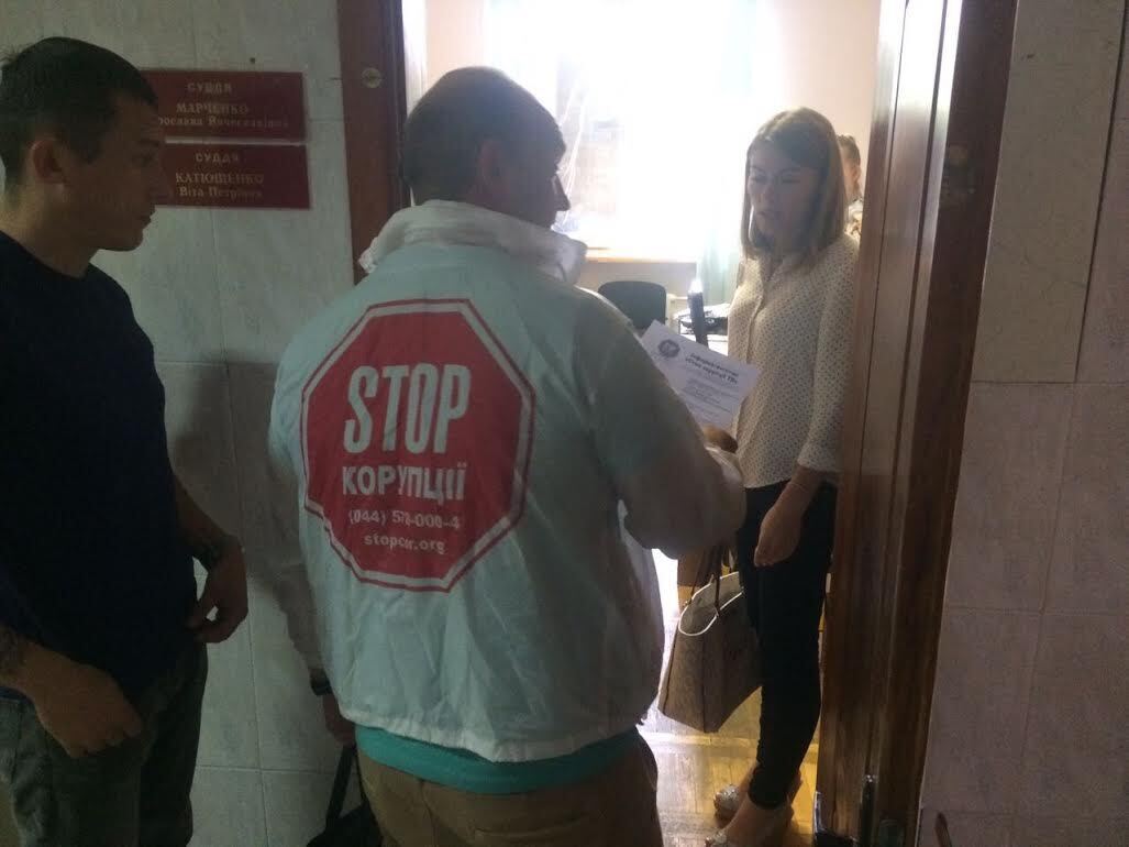 За даними ''СтопКору'', суддя у справі про адмінкорупцію заступника голови НАЗК Радецького з п'ятниці перебуває у нарадчій кімнаті