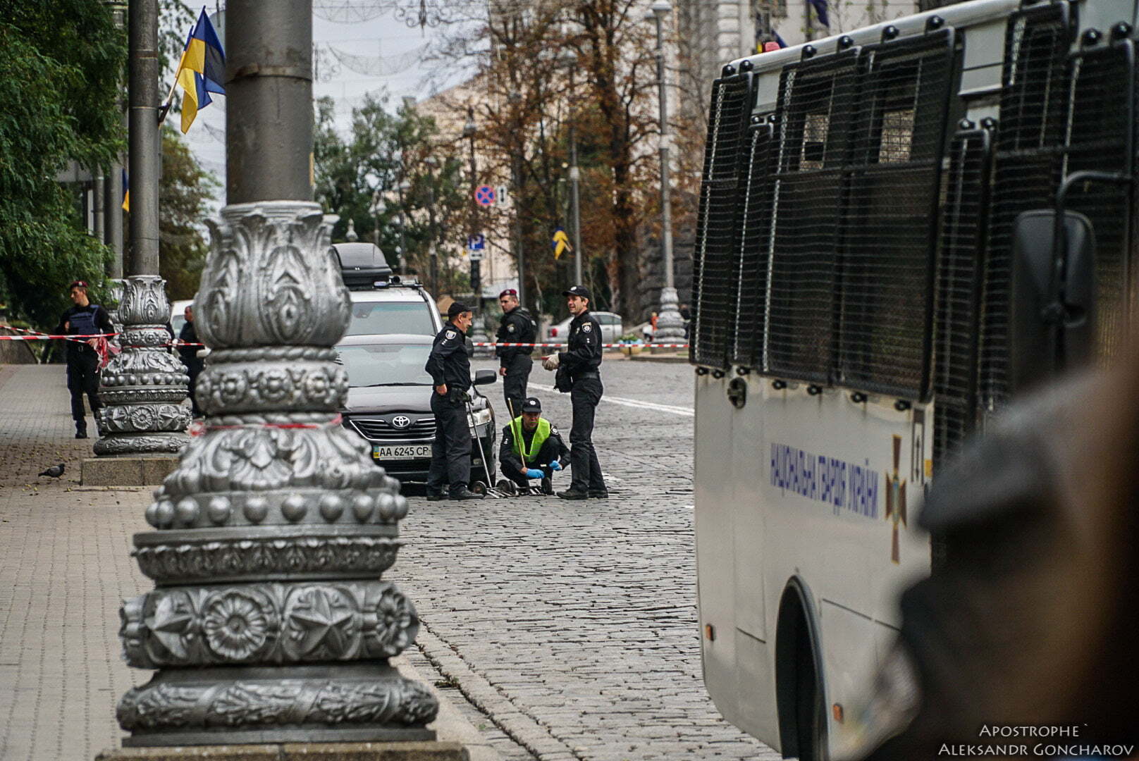 Ексклюзивні кадри з вулиці Грушевського, де в День Незалежності України невідомі влаштували вибух: СБУ озвучила попередню версію інциденту з пораненими