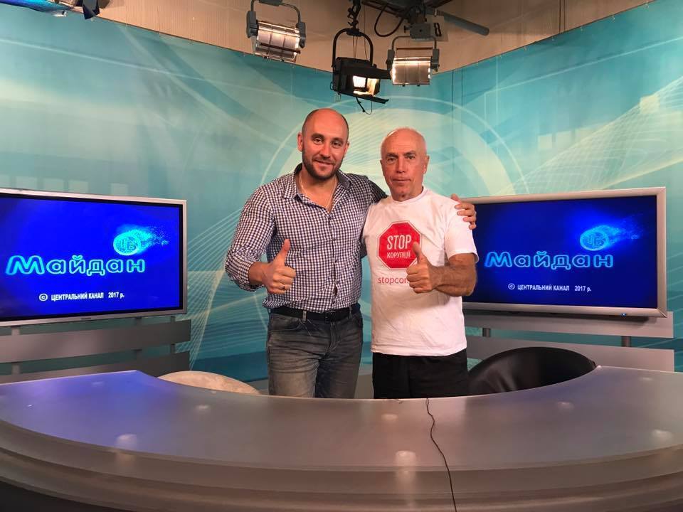 Зірка українського ТБ Валентин Щербачов приміряв футболку ''Стоп корупції''