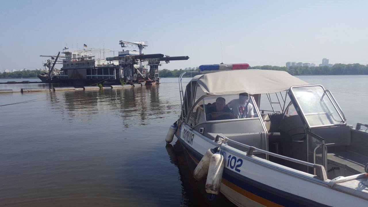 ''СтопКор'' викрив незаконну точку видобутку піску біля Південного мосту у Києві