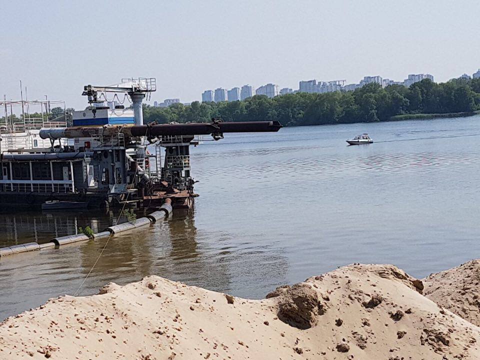 ''СтопКор'' викрив незаконну точку видобутку піску біля Південного мосту у Києві