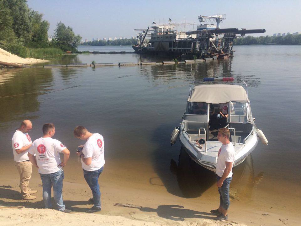 ''СтопКор'' викрив незаконну точку видобутку піску біля Південного мосту у Києві