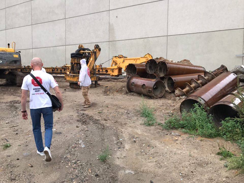 ''СтопКору'' вдалось дізнатись, що відбувається на території скандального будівництва висотки поруч із садибою Терещенків у Києві