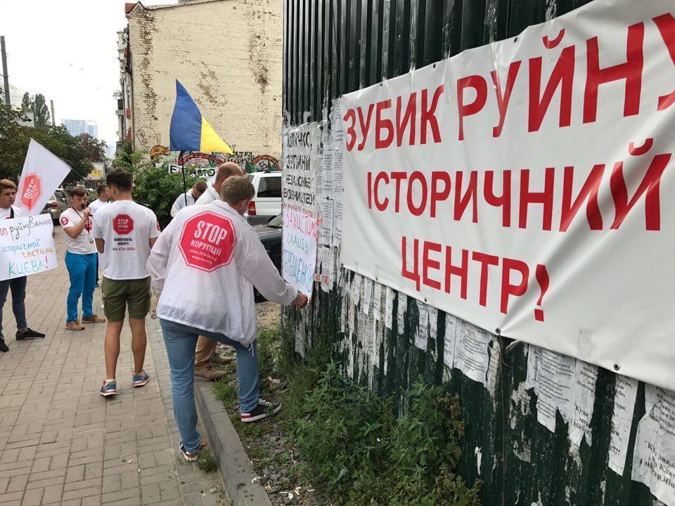 ''СтопКору'' вдалось дізнатись, що відбувається на території скандального будівництва висотки поруч із садибою Терещенків у Києві