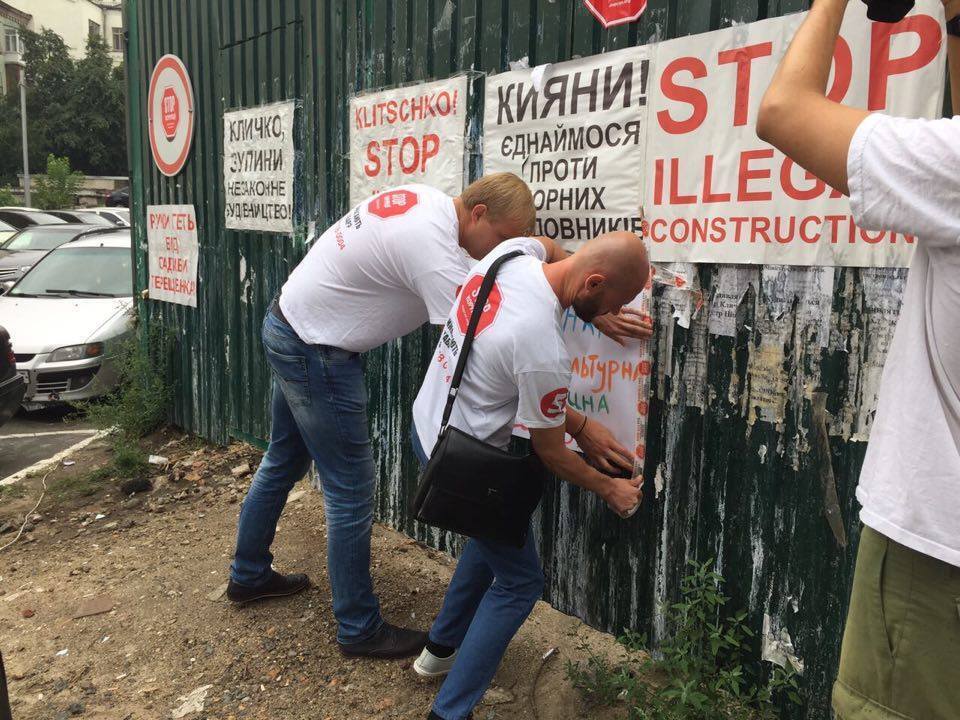 ''СтопКору'' вдалось дізнатись, що відбувається на території скандального будівництва висотки поруч із садибою Терещенків у Києві
