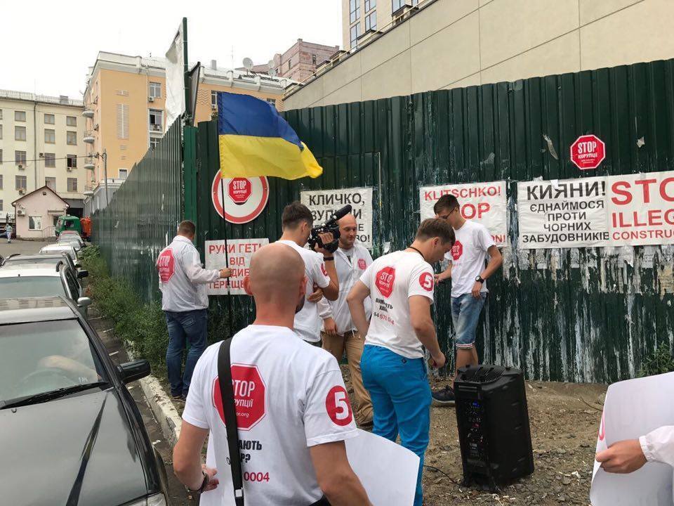 ''СтопКору'' вдалось дізнатись, що відбувається на території скандального будівництва висотки поруч із садибою Терещенків у Києві