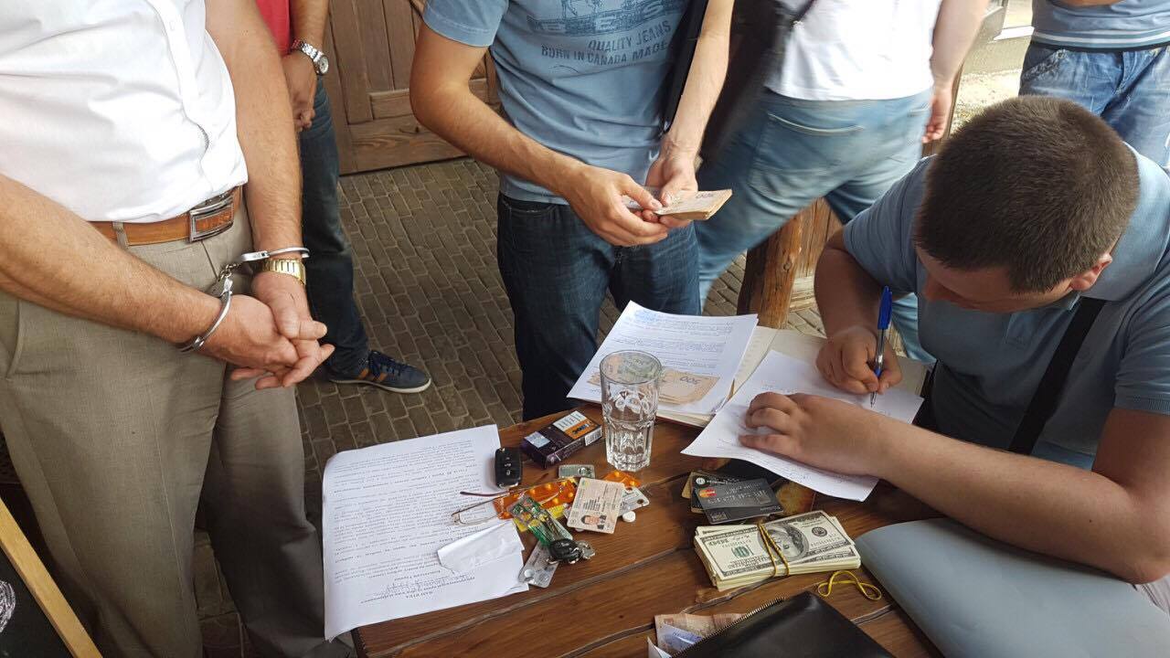 ''СтопКор'' став свідком затримання на хабарі директора державного банку у Чернівцях