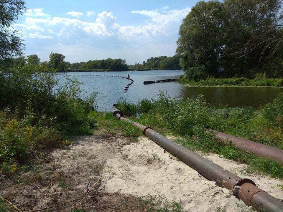 На захист піщаних нелегалів на Київщині, яких викрив ''СтопКор'', приїхав скандальний громадський активіст-хабарник з групою підтримки