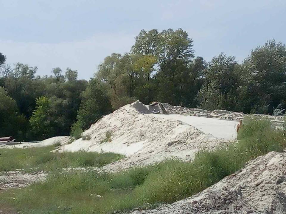 На захист піщаних нелегалів на Київщині, яких викрив ''СтопКор'', приїхав скандальний громадський активіст-хабарник з групою підтримки