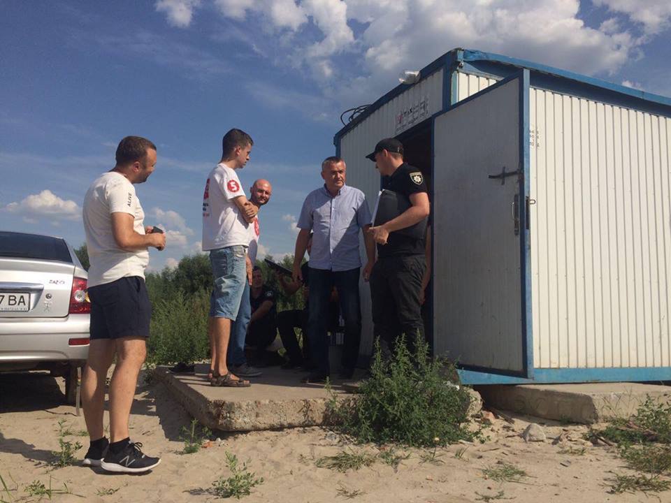 На захист піщаних нелегалів на Київщині, яких викрив ''СтопКор'', приїхав скандальний громадський активіст-хабарник з групою підтримки