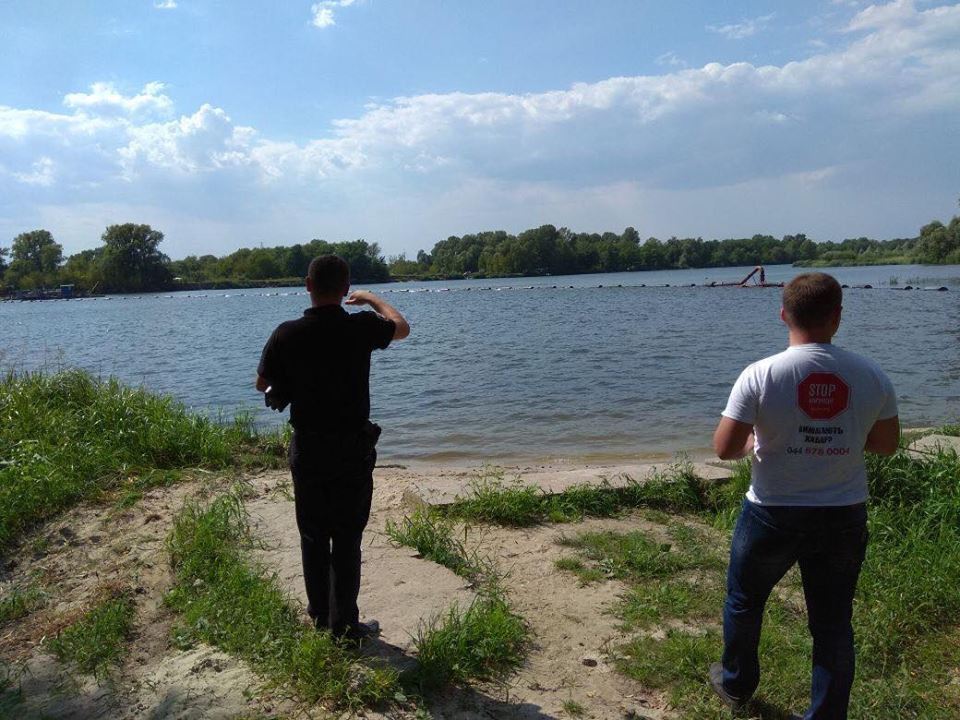 На захист піщаних нелегалів на Київщині, яких викрив ''СтопКор'', приїхав скандальний громадський активіст-хабарник з групою підтримки
